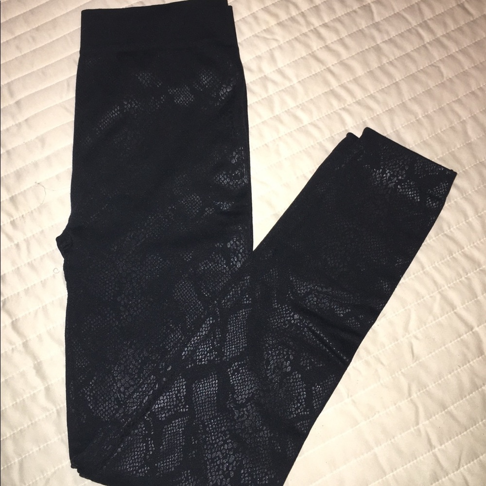 ‼️SOLD‼️Black Faux Snake skin Leggings